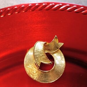 🎀Vintage Bold Gold Ribbon Brooch🎀